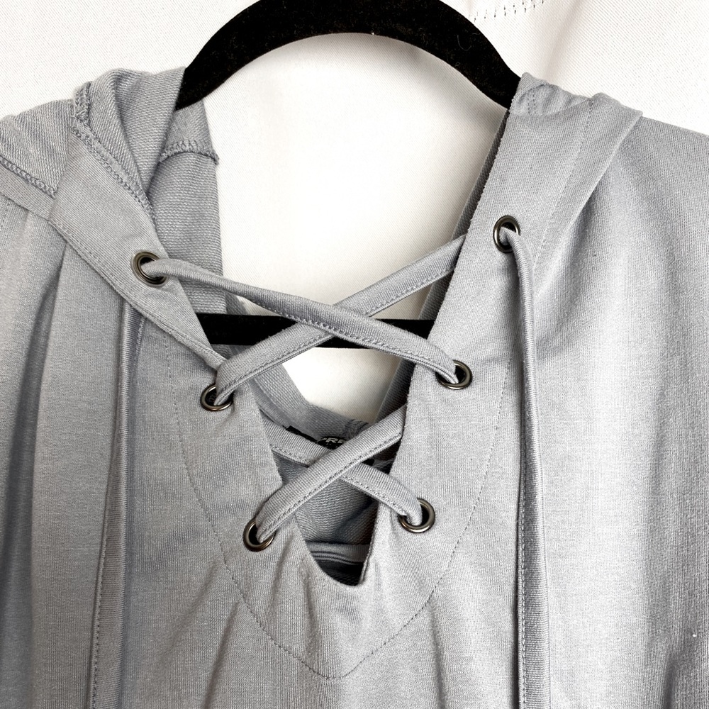 Cropped sweatshirt with lace front